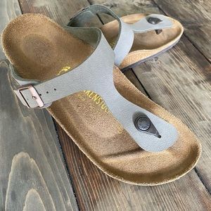 Birkenstock - Women’s Gizeh Sandal, mocha leather
